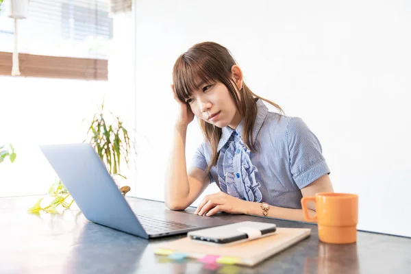 Asiatische Geschäftsfrau Hat Genug Von Schreibtischarbeit Durch Fernarbeit — Stockfoto