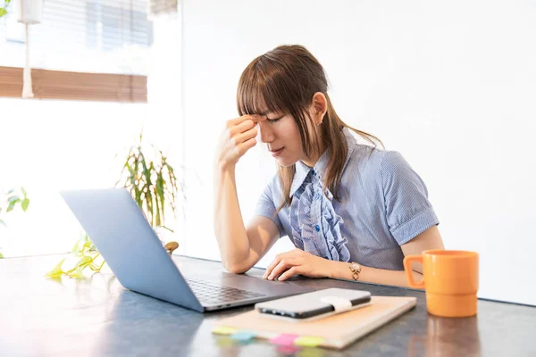 Asiática Mujer Negocios Cansado Escritorio Trabajo Por Remoto Trabajo — Foto de Stock