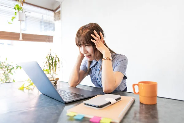 Asiatische Geschäftsfrau Hat Genug Von Schreibtischarbeit Durch Fernarbeit — Stockfoto