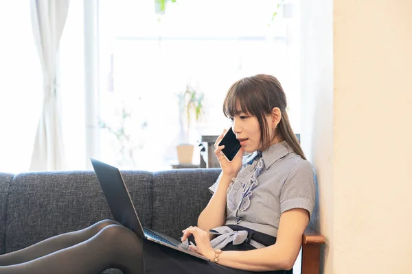 Mujer Asiática Haciendo Trabajo Escritorio Sala Estar Casa — Foto de Stock