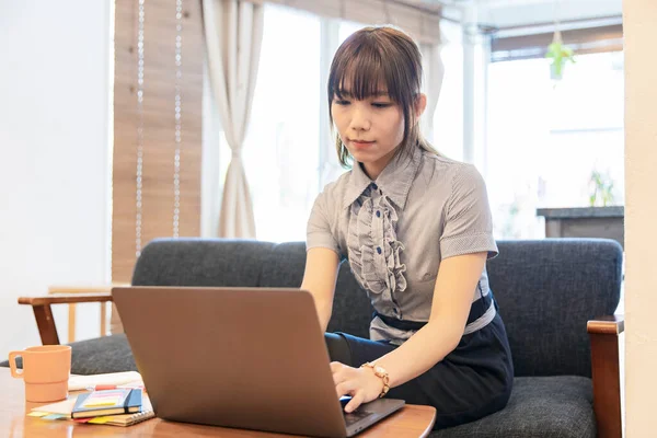 Asiatisk Kvinna Gör Skrivbordsarbete Vardagsrummet Hemma — Stockfoto