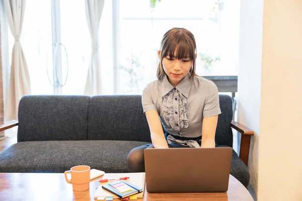 Mujer Asiática Haciendo Trabajo Escritorio Sala Estar Casa — Foto de Stock