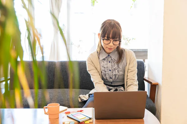 Mujer Asiática Haciendo Trabajo Escritorio Sala Estar Casa — Foto de Stock