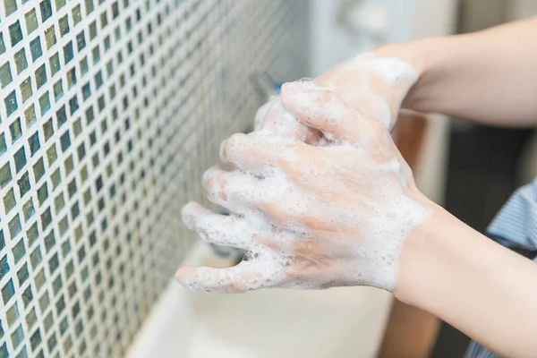 Close Foto Van Wassen Handen Zorgvuldig Met Een Voldoende Hoeveelheid — Stockfoto