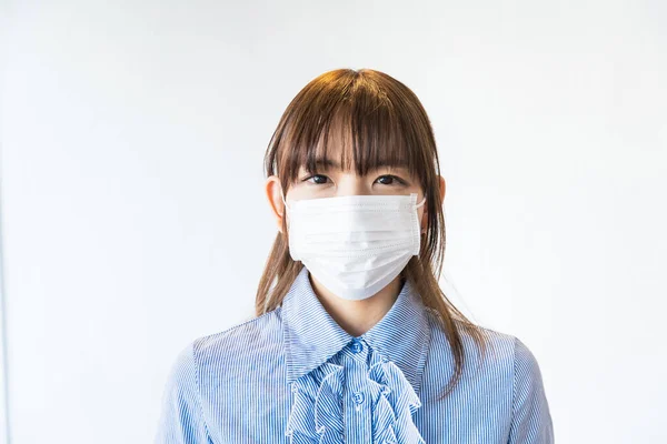 Asiatin Trägt Maske Von Der Nase Bis Zum Kinn Tröpfcheninfektion — Stockfoto