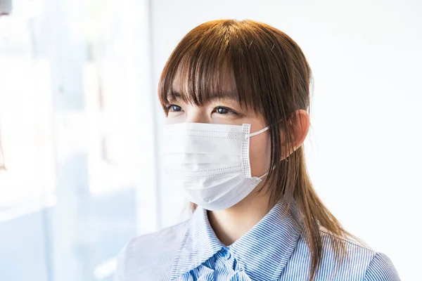 鼻からあごまでマスクをしたアジアの女性は 液滴感染を防ぐために — ストック写真