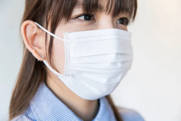Asyalı Kadın Damlacık Enfeksiyonunu Önlemek Için Burundan Çeneye Kadar Maske — Stok fotoğraf