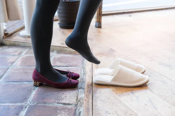 Une Femme Qui Rentre Maison Enlève Ses Chaussures Porte Des — Photo