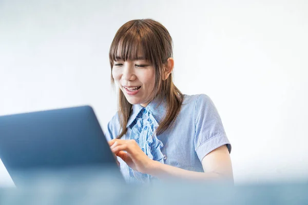 Asiatisk Kvinnlig Företagare Som Kommunicerar Online Med Bärbar Dator Och — Stockfoto
