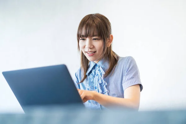 Asiatisk Kvinnlig Företagare Som Kommunicerar Online Med Bärbar Dator Och — Stockfoto