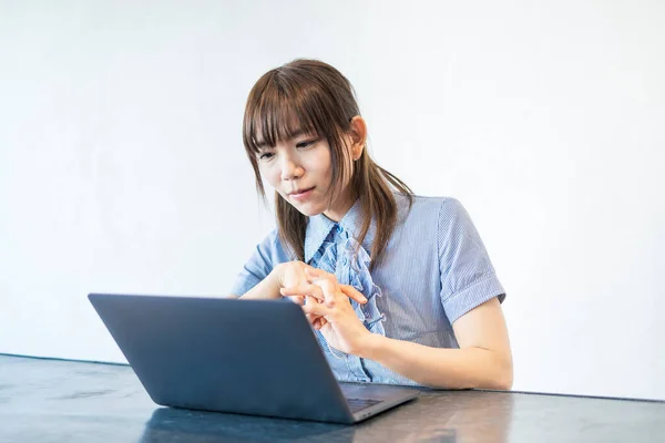 Asiatische Geschäftsfrau Kommuniziert Online Mit Laptop Und Internet — Stockfoto