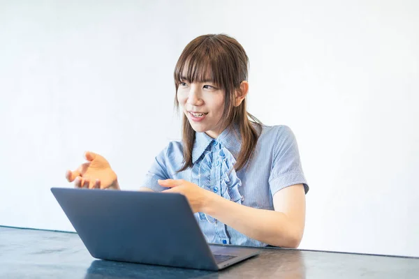 Asiatico Donna Business Persona Comunicare Online Utilizzando Laptop Internet — Foto Stock