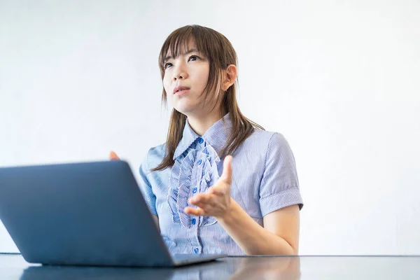 Ázsiai Női Üzletember Kommunikál Online Laptoppal Internettel — Stock Fotó