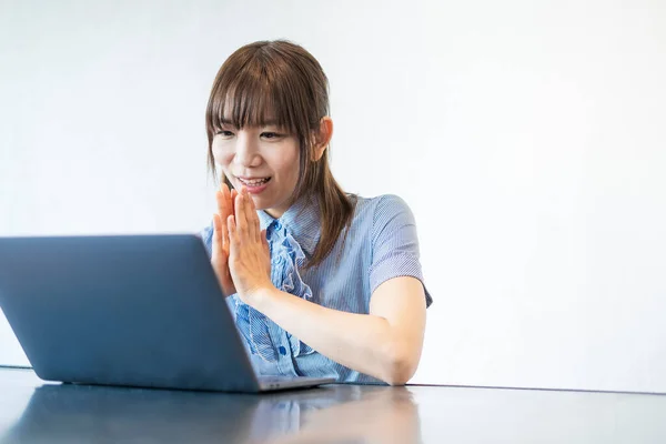 Asiatische Geschäftsfrau Kommuniziert Online Mit Laptop Und Internet — Stockfoto