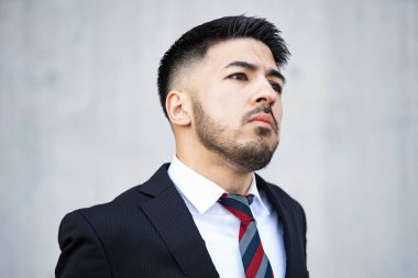 Takım elbiseli, sakallı genç iş adamı umutsuzluk içinde bağırıyor.