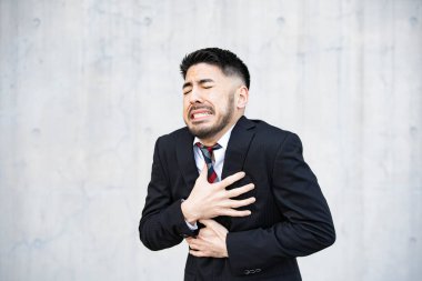 Takım elbiseli, sakallı genç iş adamı umutsuzluk içinde bağırıyor.