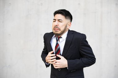 Takım elbiseli, sakallı genç iş adamı umutsuzluk içinde bağırıyor.