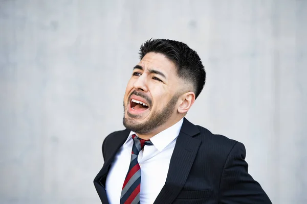 Raza Mixta Joven Hombre Negocios Con Barba Traje Gritando Desesperación — Foto de Stock