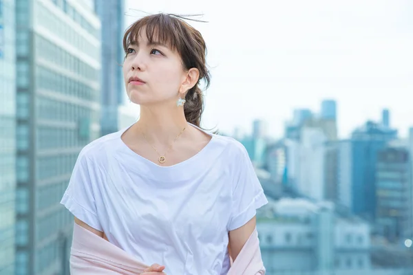 Een Aziatische Japanse Jonge Vrouw Met Een Licht Depressieve Look — Stockfoto