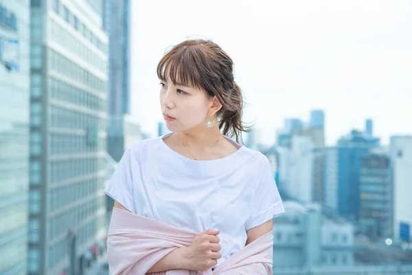 Asijská Japonská Mladá Žena Mírně Depresivním Vzhledem Venku — Stock fotografie
