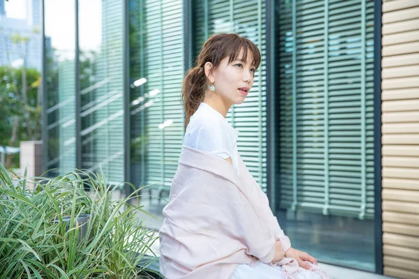 Asyalı Japon Genç Bir Bayan Açık Havada Dinleniyor Nazik Bir — Stok fotoğraf