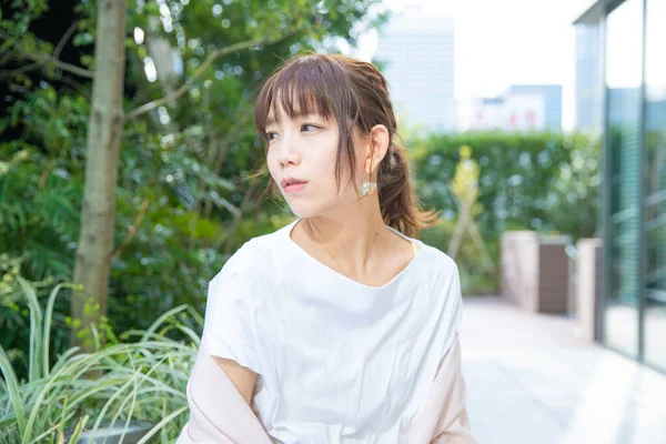 Una Joven Asiática Japonesa Con Una Mirada Ligeramente Deprimida Aire — Foto de Stock