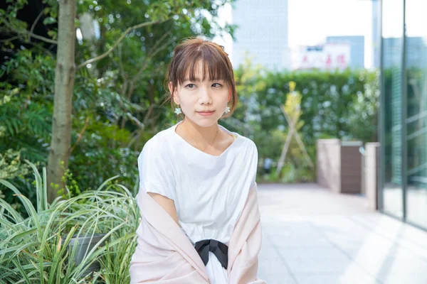 Ασιάτισσα Ιαπωνική Νεαρή Γυναίκα Ξεκουράζεται Εξωτερικούς Χώρους Ένα Απαλό Χαμόγελο — Φωτογραφία Αρχείου