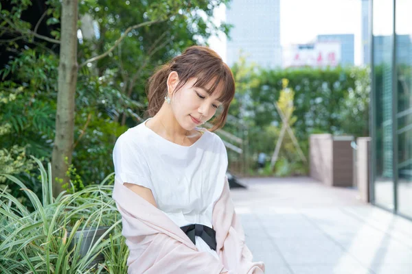 Une Jeune Femme Asiatique Japonaise Avec Regard Légèrement Déprimé Extérieur — Photo