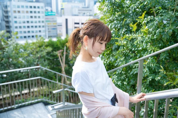 Asiatisk Japansk Ung Kvinne Med Svakt Deprimert Blikk Utendørs – stockfoto