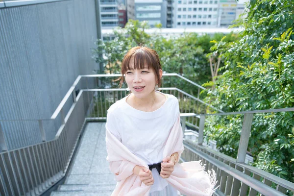 Aziatisch Japans Jonge Vrouw Rusten Buiten Met Een Zachte Glimlach — Stockfoto