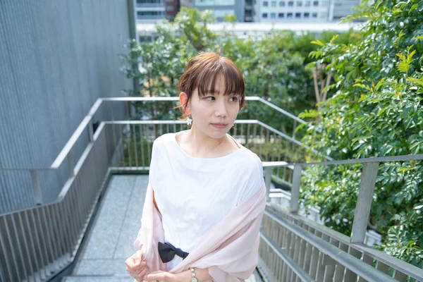 Aziatisch Japans Jonge Vrouw Rusten Buiten Met Een Zachte Glimlach — Stockfoto