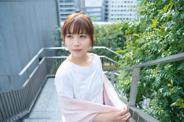 Asyalı Japon Genç Bir Bayan Açık Havada Dinleniyor Nazik Bir — Stok fotoğraf