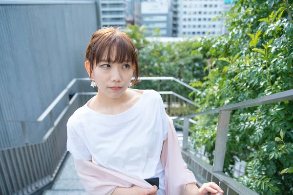 Μια Ασιάτισσα Γιαπωνέζα Νεαρή Γυναίκα Ελαφρώς Καταθλιπτική Εμφάνιση Εξωτερικούς Χώρους — Φωτογραφία Αρχείου