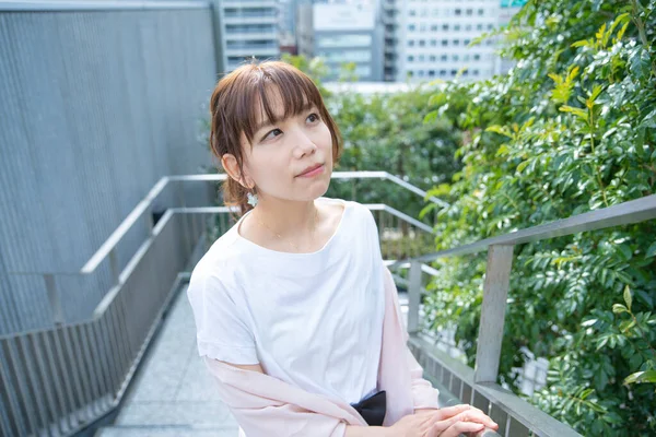 Ασιάτισσα Ιαπωνική Νεαρή Γυναίκα Ξεκουράζεται Εξωτερικούς Χώρους Ένα Απαλό Χαμόγελο — Φωτογραφία Αρχείου