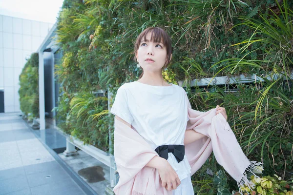 Een Aziatische Japanse Jonge Vrouw Met Een Licht Depressieve Look — Stockfoto