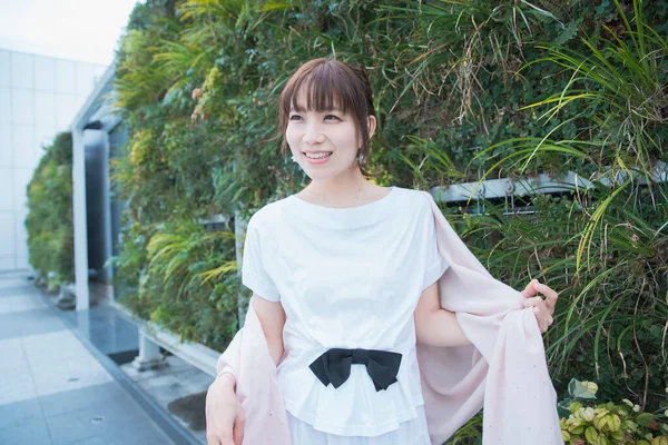 Asiática Japonesa Joven Mujer Descansando Aire Libre Con Una Sonrisa — Foto de Stock