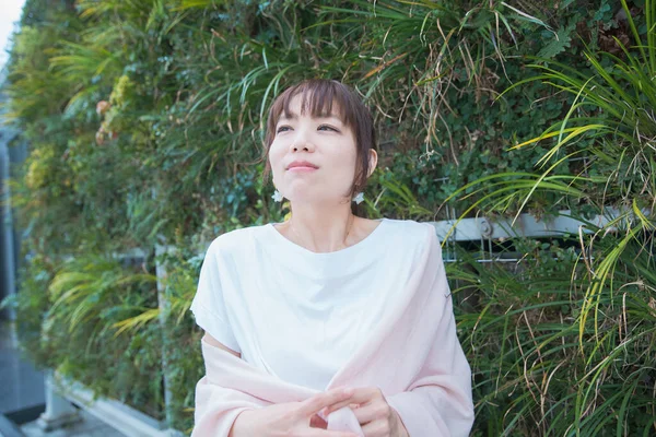 Aziatisch Japans Jonge Vrouw Rusten Buiten Met Een Zachte Glimlach — Stockfoto
