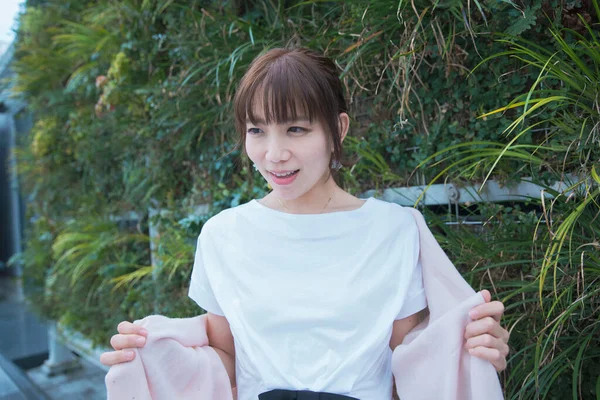Asiática Japonesa Joven Mujer Descansando Aire Libre Con Una Sonrisa —  Fotos de Stock