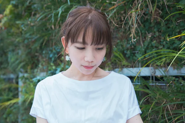 Uma Jovem Mulher Asiática Japonesa Com Olhar Ligeiramente Deprimido Livre — Fotografia de Stock
