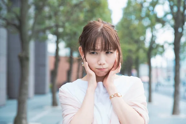 Junge Asiatin Schockiert Über Trauriges Ereignis Und Zeigt Pessimistischen Blick — Stockfoto