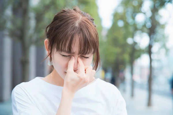 年轻的亚洲女人感到累了 低下了眼睛 — 图库照片