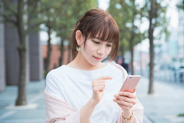 Asiatico Donna Utilizzando Smartphone Scattare Foto Utilizzando Applicazioni — Foto Stock