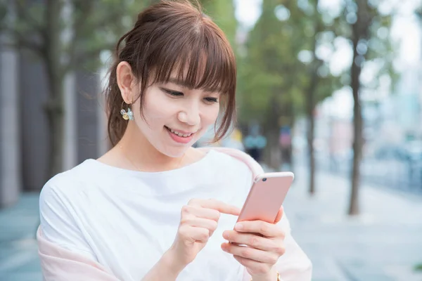 Mujer Asiática Usando Smartphone Tomando Fotos Usando Aplicaciones — Foto de Stock