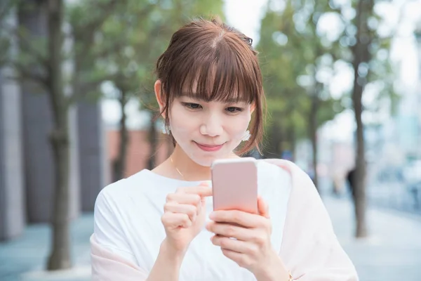 Akıllı Telefon Kullanan Fotoğraf Çeken Uygulamalar Kullanan Asyalı Bir Kadın — Stok fotoğraf