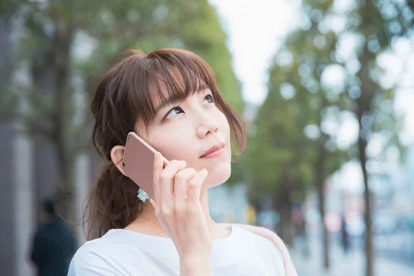 Jeune Femme Asiatique Avoir Une Conversation Plein Air Utilisant Téléphone — Photo