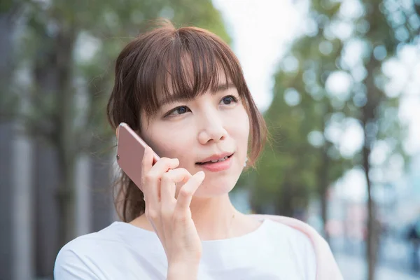 Jeune Femme Asiatique Avoir Une Conversation Plein Air Utilisant Téléphone — Photo