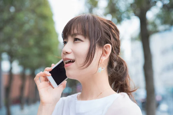 Jeune Femme Asiatique Avoir Une Conversation Plein Air Utilisant Téléphone — Photo