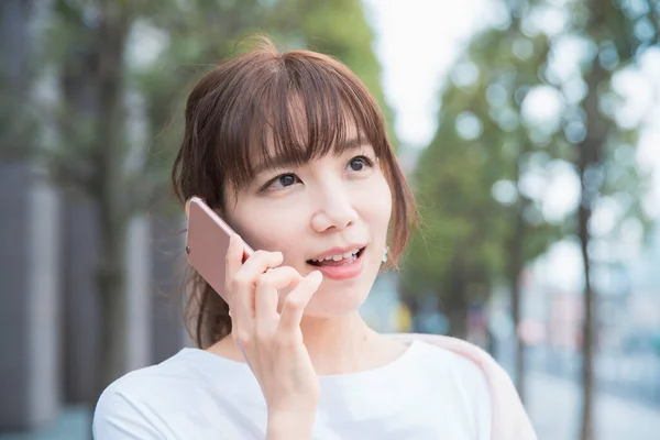 Jeune Femme Asiatique Avoir Une Conversation Plein Air Utilisant Téléphone — Photo