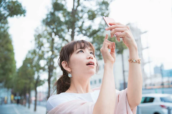 Mujer Asiática Usando Smartphone Tomando Fotos Usando Aplicaciones —  Fotos de Stock