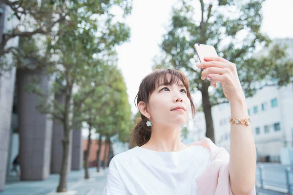 Mujer Asiática Usando Smartphone Tomando Fotos Usando Aplicaciones —  Fotos de Stock